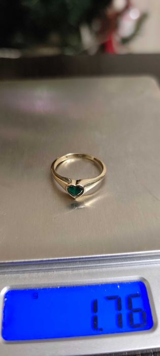 Златен дамски пръстен в формата на сърце