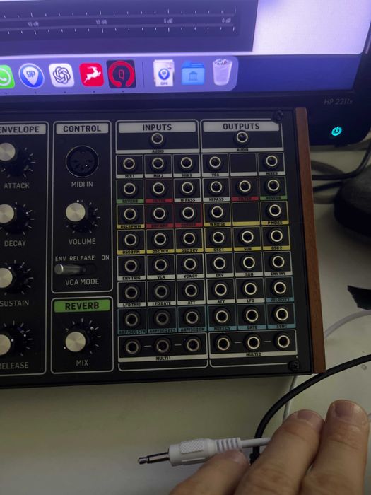 Behringer Model 15 Аналоговый синтезатор (клон Moog Grandmother)