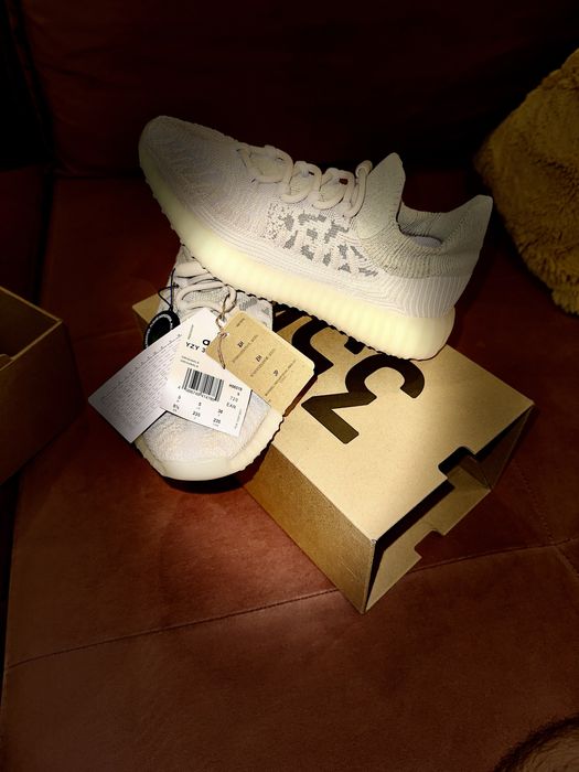 Vand adidasi Adidas Yeezy 350 V2  marimea 38 - NOI -in cutie