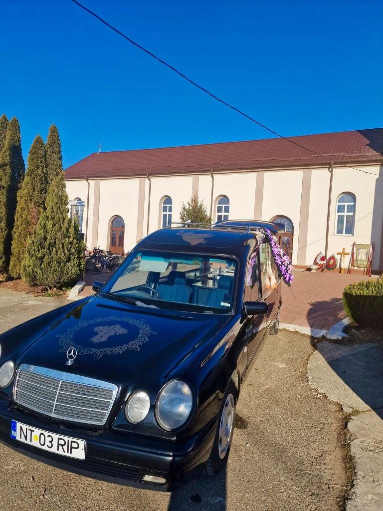 mașina funerară mercedes e class