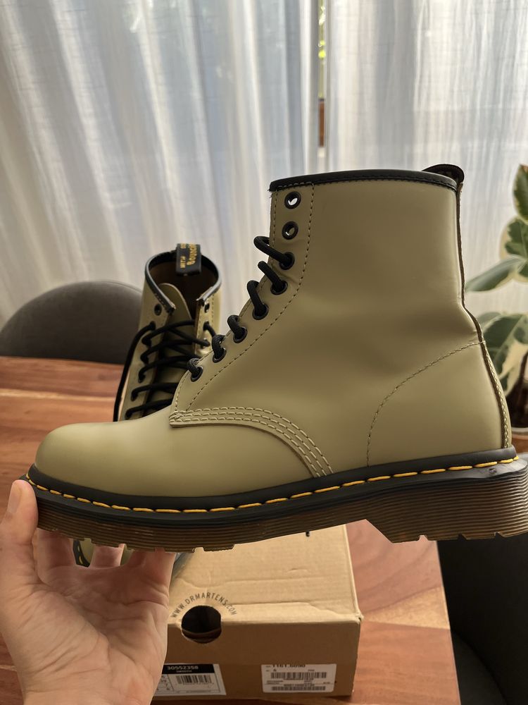 Dr. Martens боти с връзки