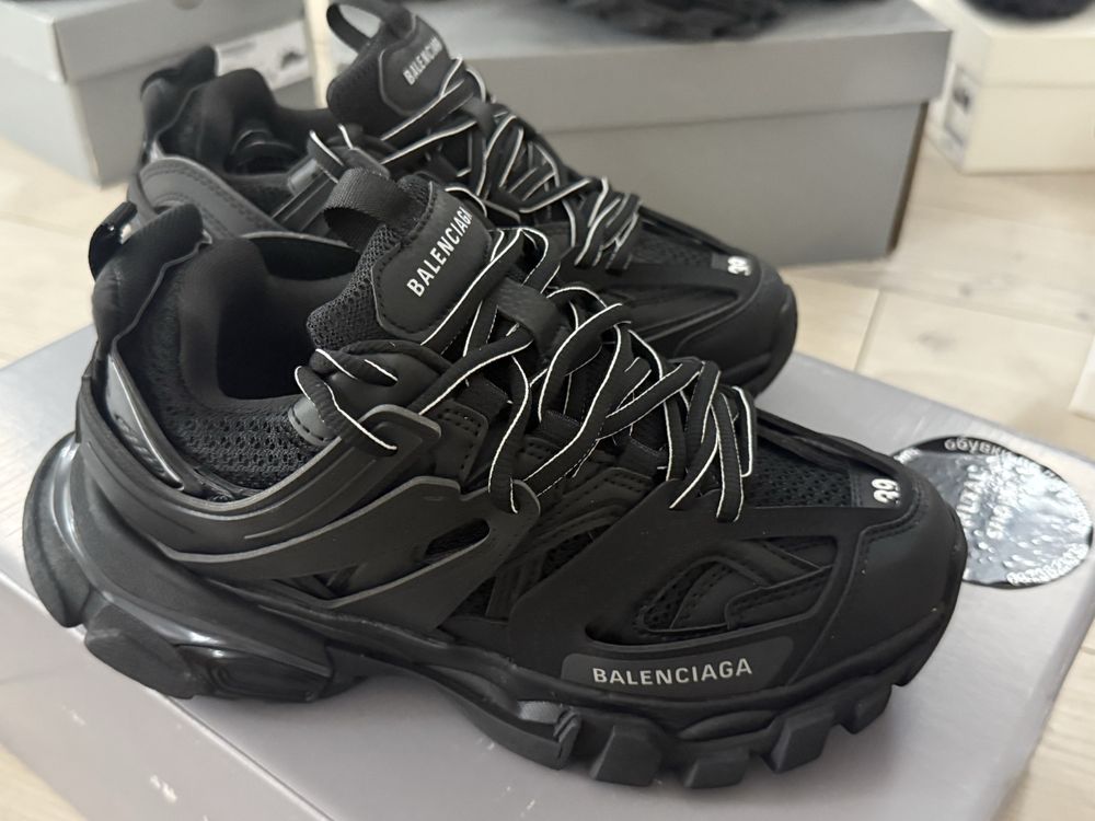 Balenciaga track наличен