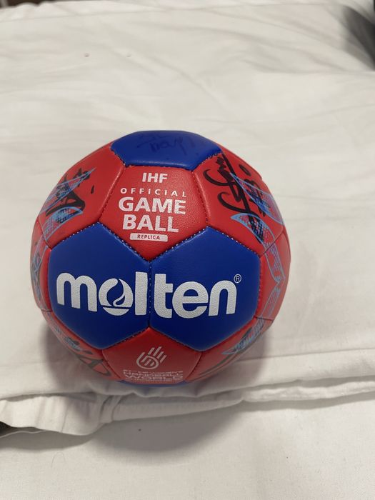 Minge de handball semnata de lotul nationalei feminin