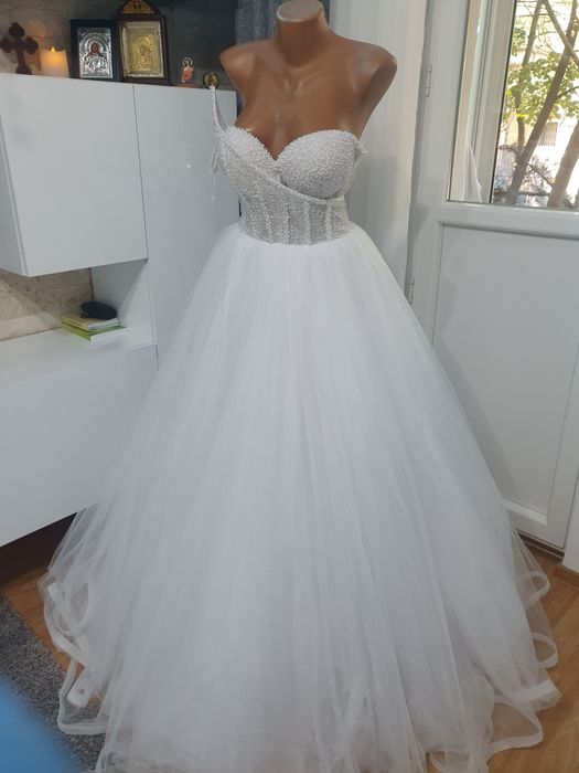 Rochie mireasa , tip prințesă .Arata impecabil!!