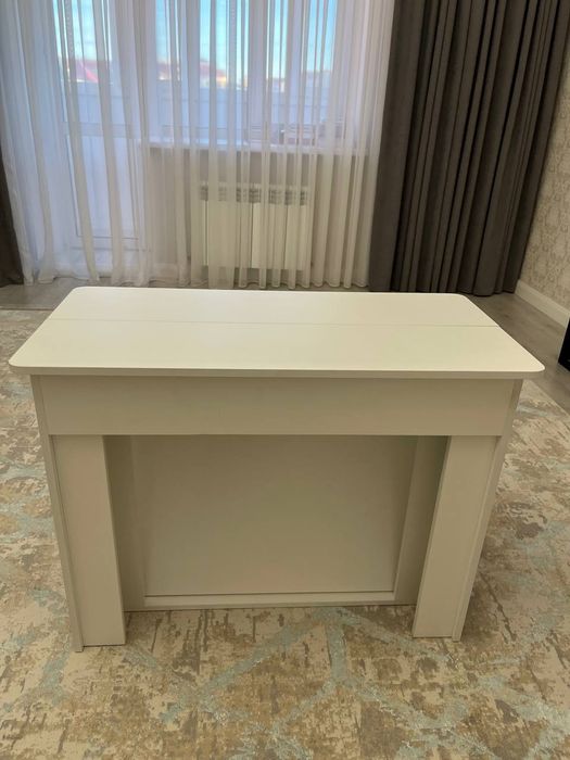 Предлагается к продаже стол-трансформер.