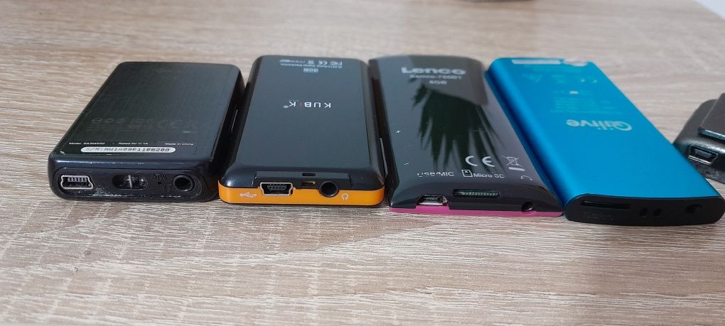 Vând set de 5 buc mp 3 și mp4