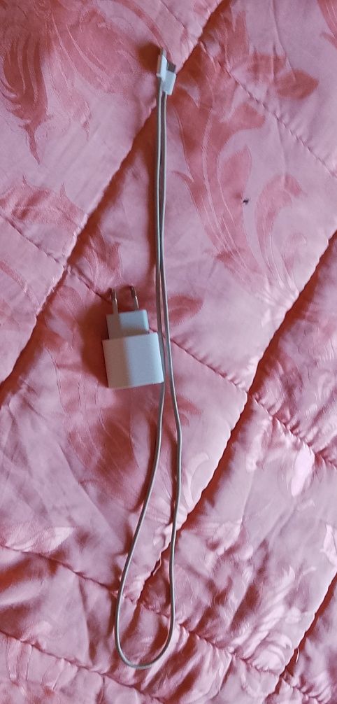 Încărcător Apple puțin folosit