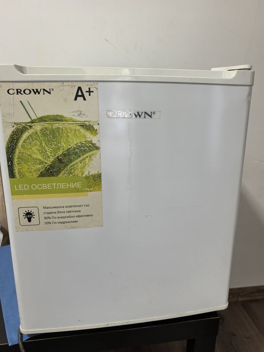 Малък хладилник Crown.Висок енергиен клас А+.Малко употребяван.