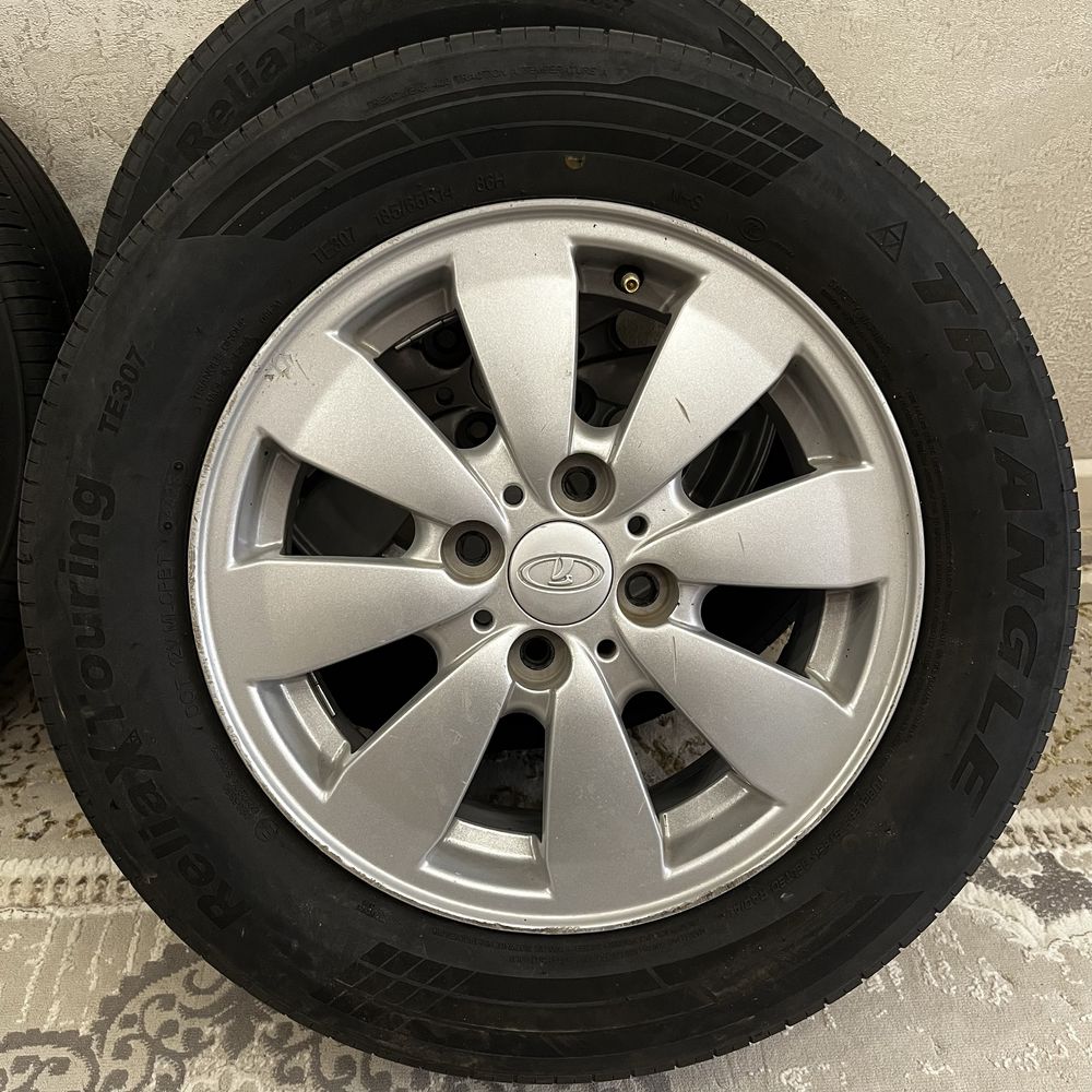 Продаётся оригинальные диски с шинами Lada