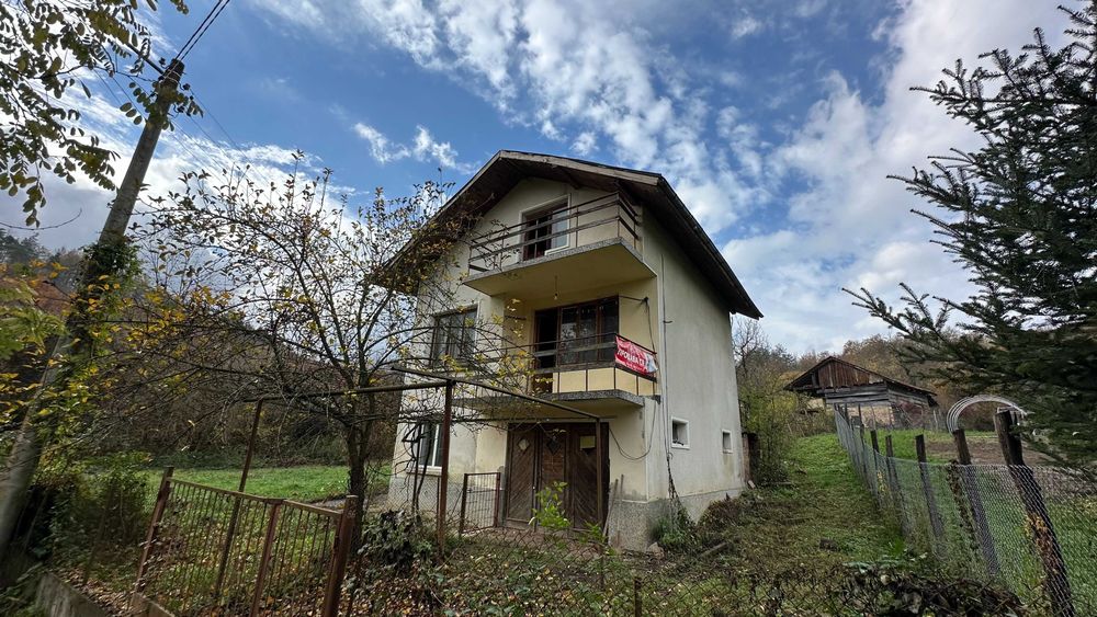 Монолитна къща на два етажа