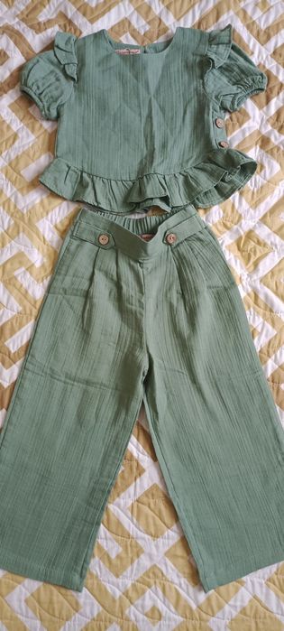 Костюм брючный новый, муслин размер 104