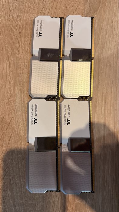 Рам памет thermaltake RGB DDR4 2x8GB 4000mhz