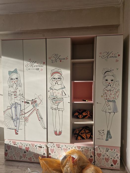 Шкаф в отличном состоянии много отделов.