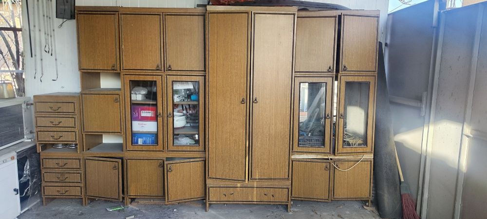 Отдам даром трюмо и советскую стенку