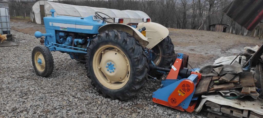 Vând tractor Ford 3000