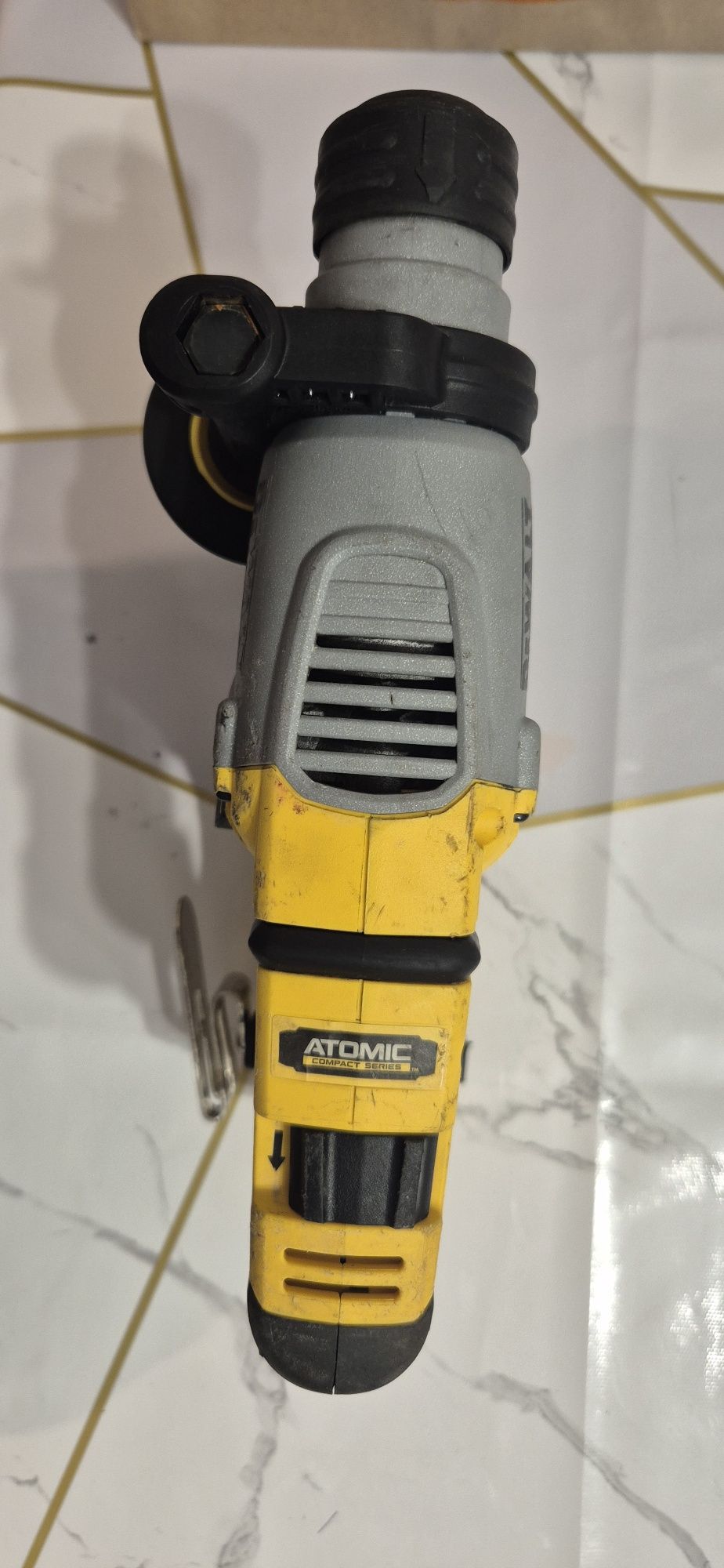 Перфоратор Dewalt DCH172