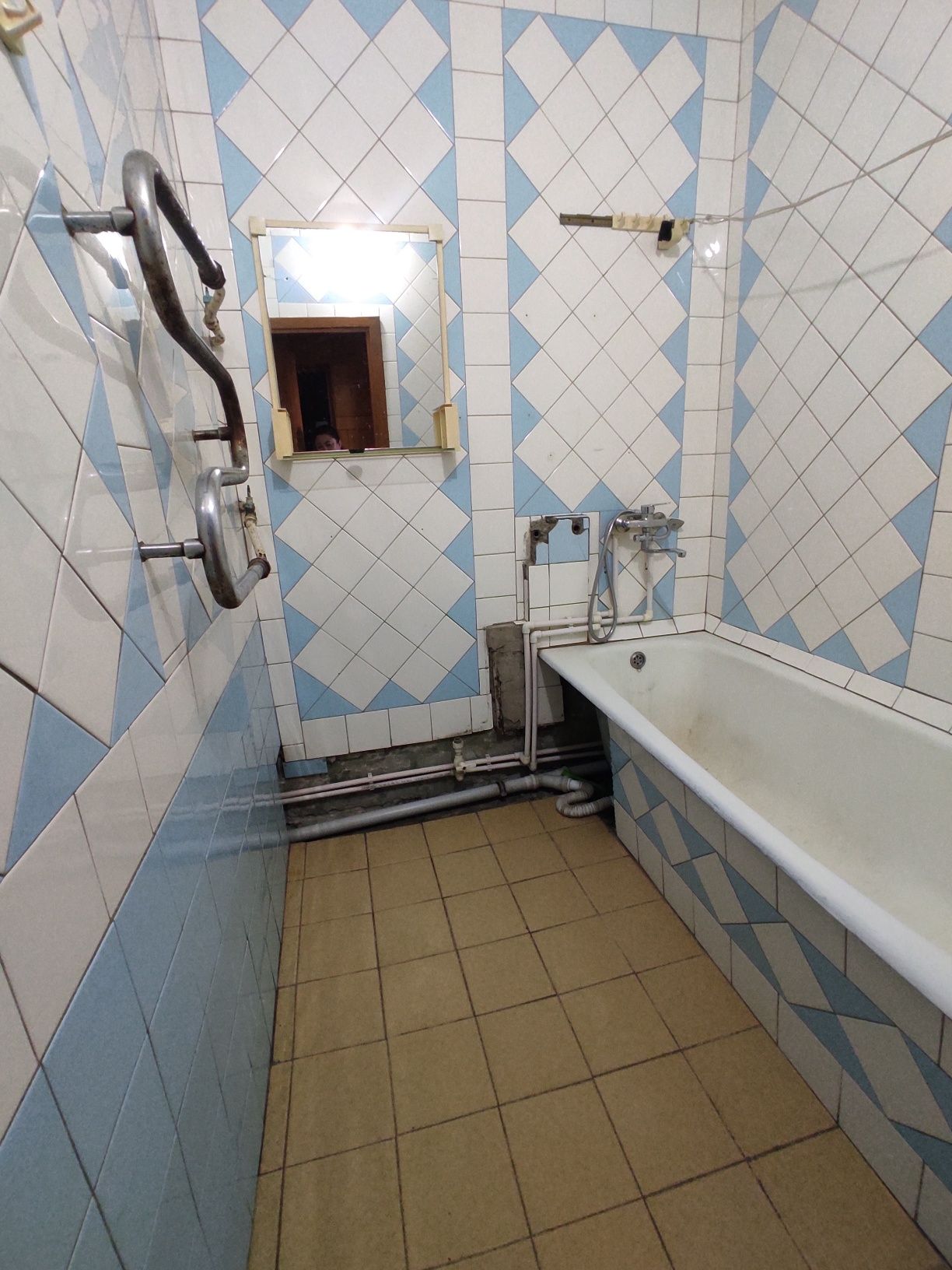 Продается Юнусабад-14,, балкон 2 на 6. Супер шикарное место расположе