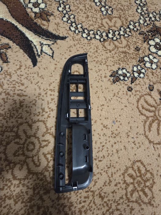 Вътрешна дръжка за шофьорска врата VW Golf 5 (1K4868049C)

Ето