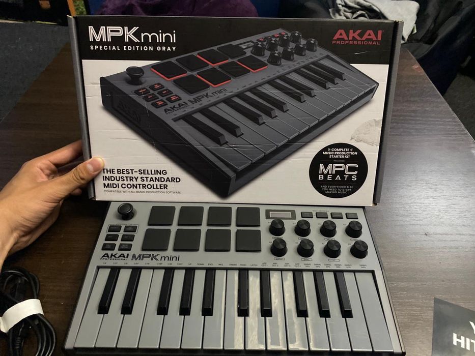Продам клавиатура AKAI MPK Mini новый!