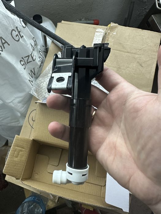 Форсунка омывателя фары Land Cruiser 200 (1 рестайлинг)