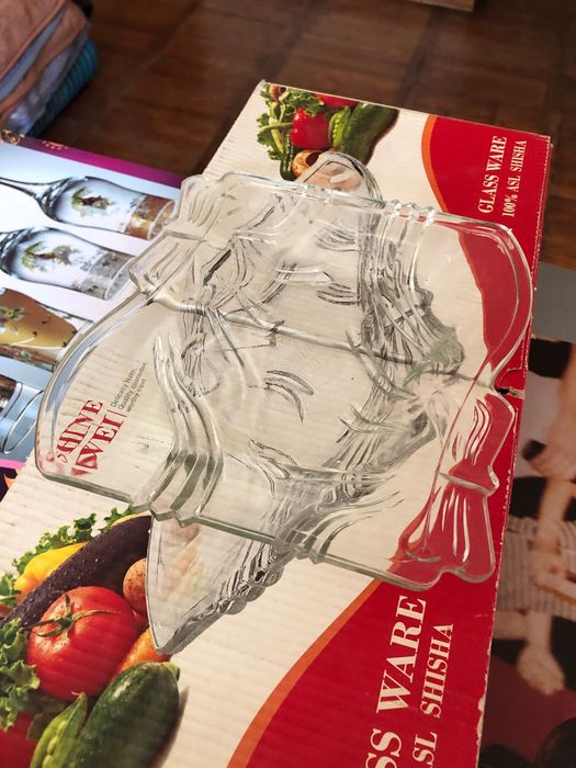 Много наборов посуды