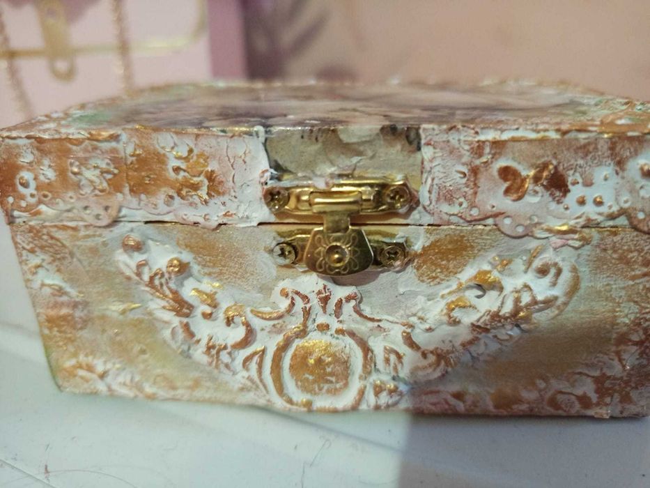 Луксозна кутийка за сватбени халки в стил бароков стил