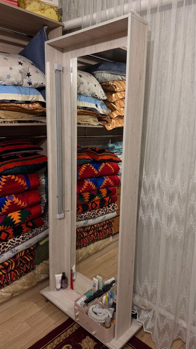 Зеркало на роликах со светильниками