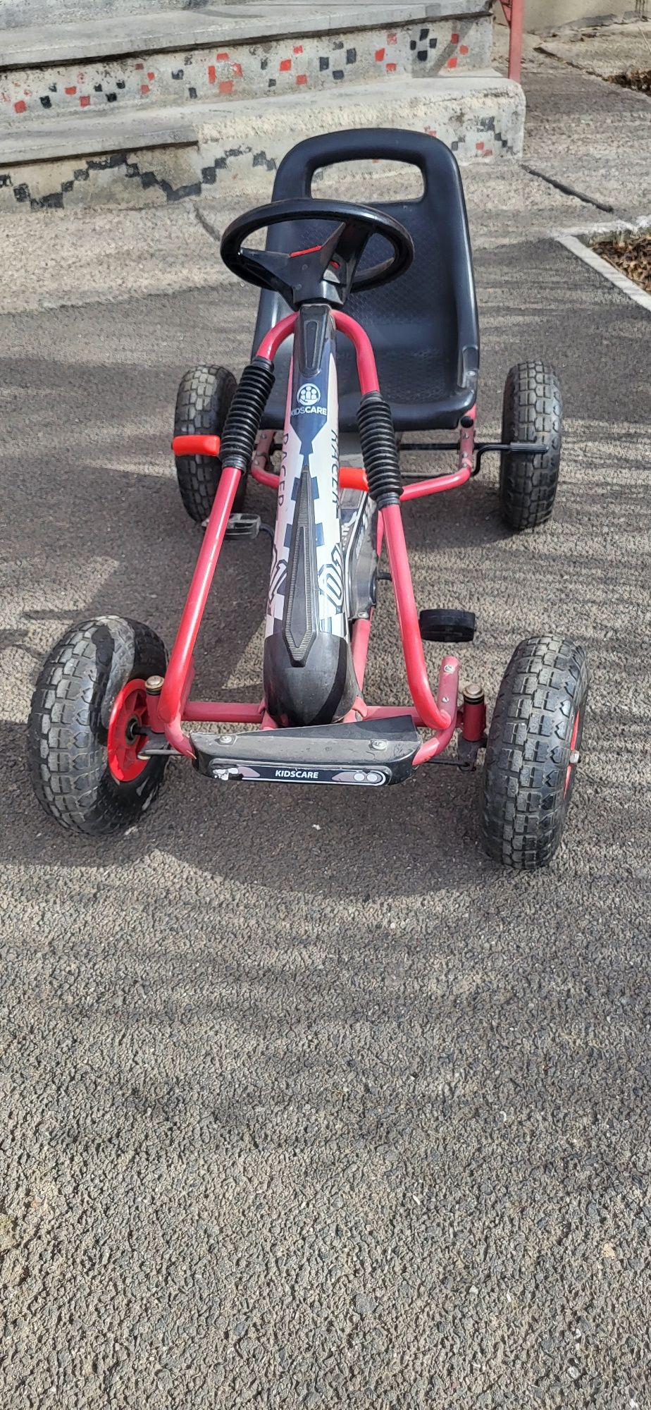 Kart ,poate fi folosit de copil pana la 8 ani