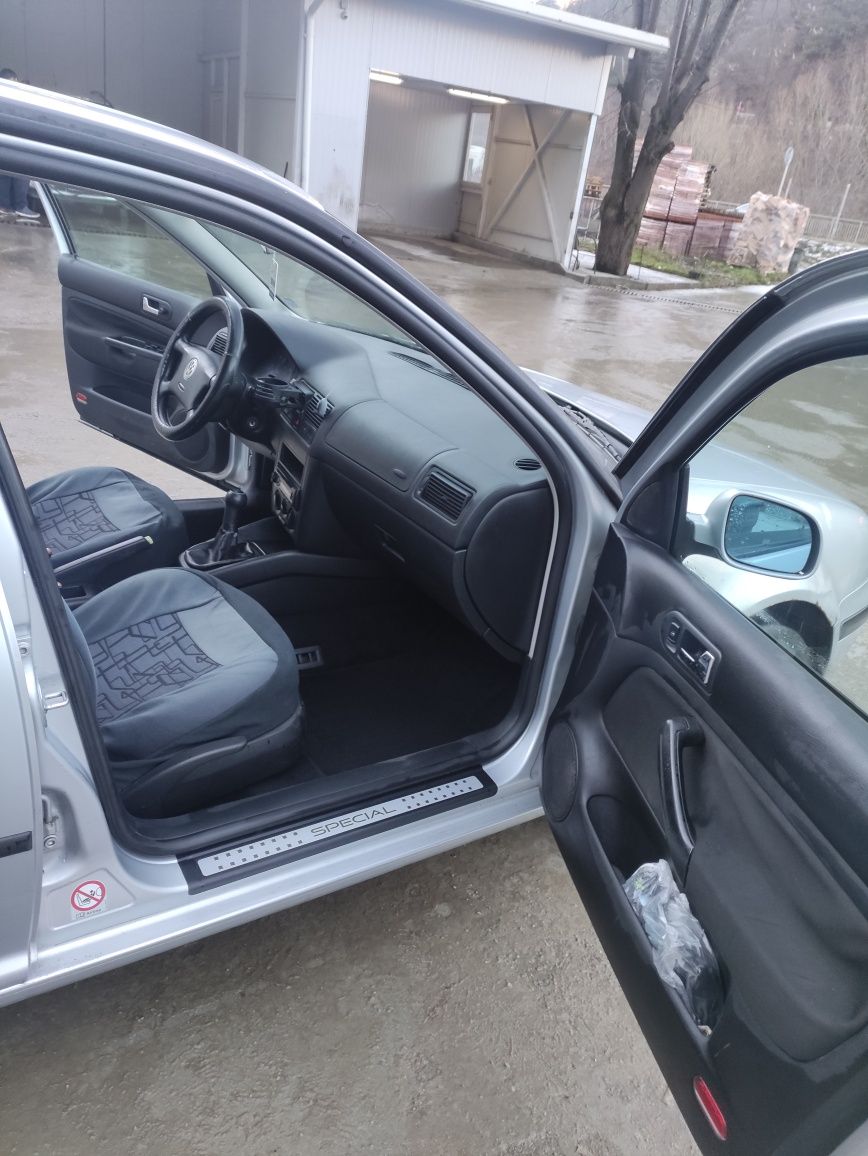 Продавам W Golf 4 -1.9,TDI 77kW,2001-сив металик, хечбек.