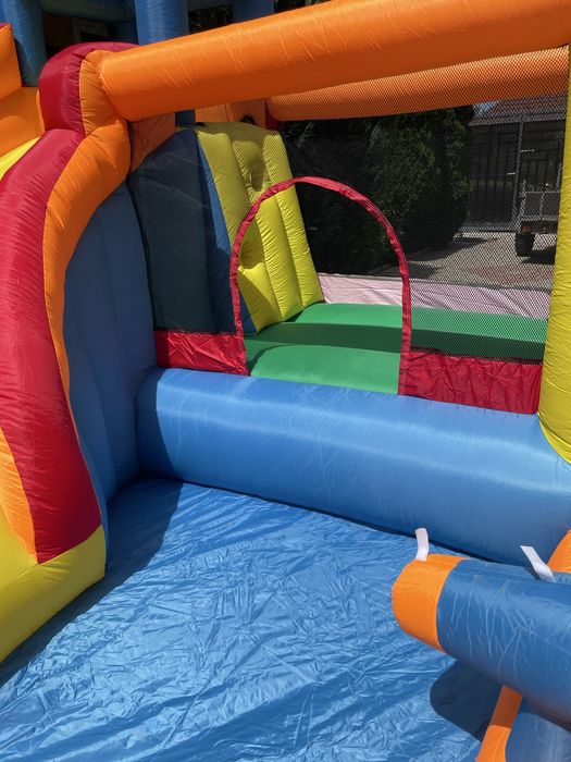 Loc de joaca gonflabil