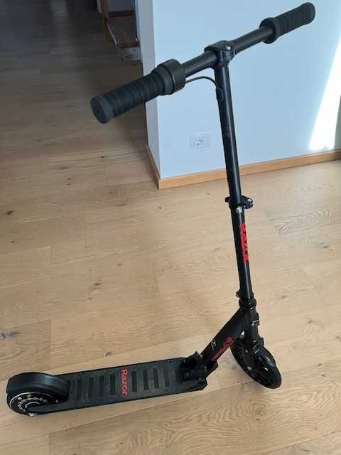 Trotineta electrica pliabila Razor Power A5