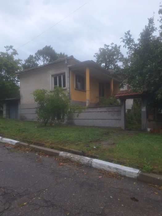 Двуетажна къща на центъра