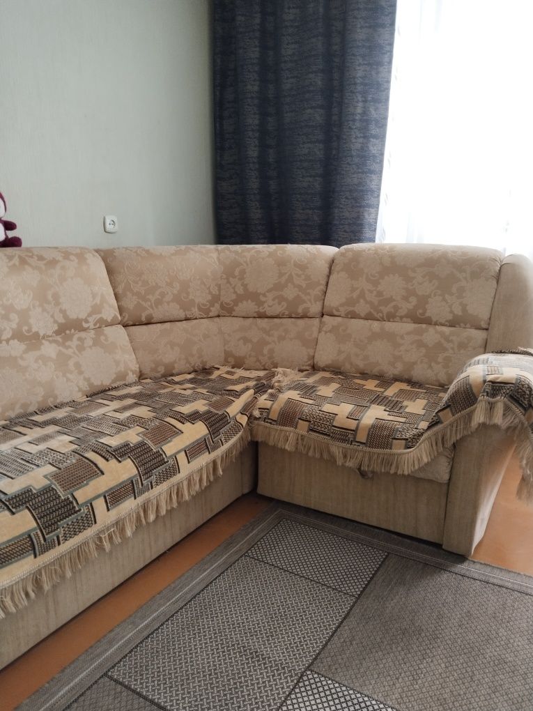 Продам угловой диван .можно собрать на разные стороны.б.у