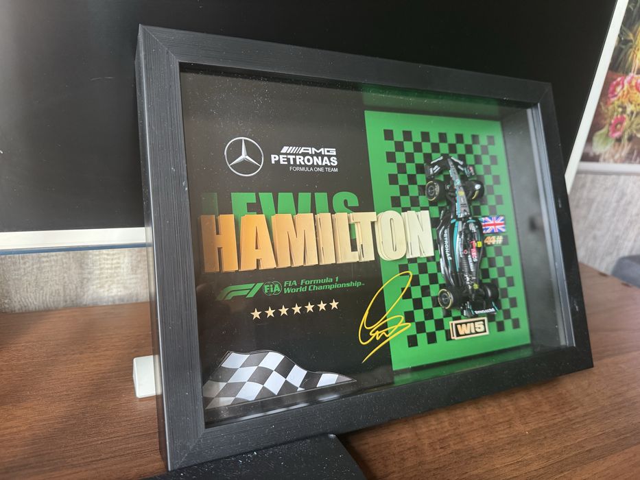 Картина F1 с принтом автографа пилота Lewis Hamilton
