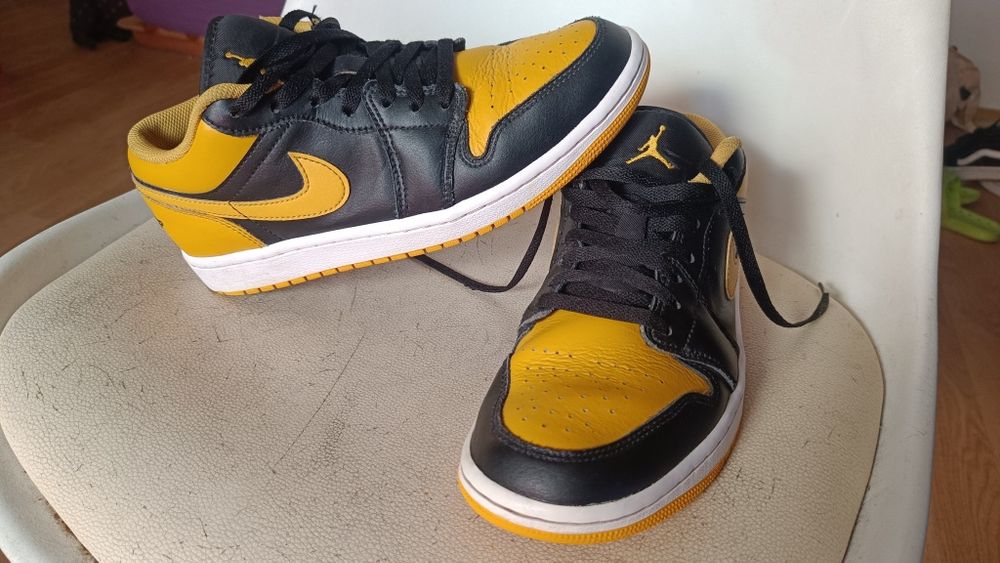 Jordan 1 low, black and yellow