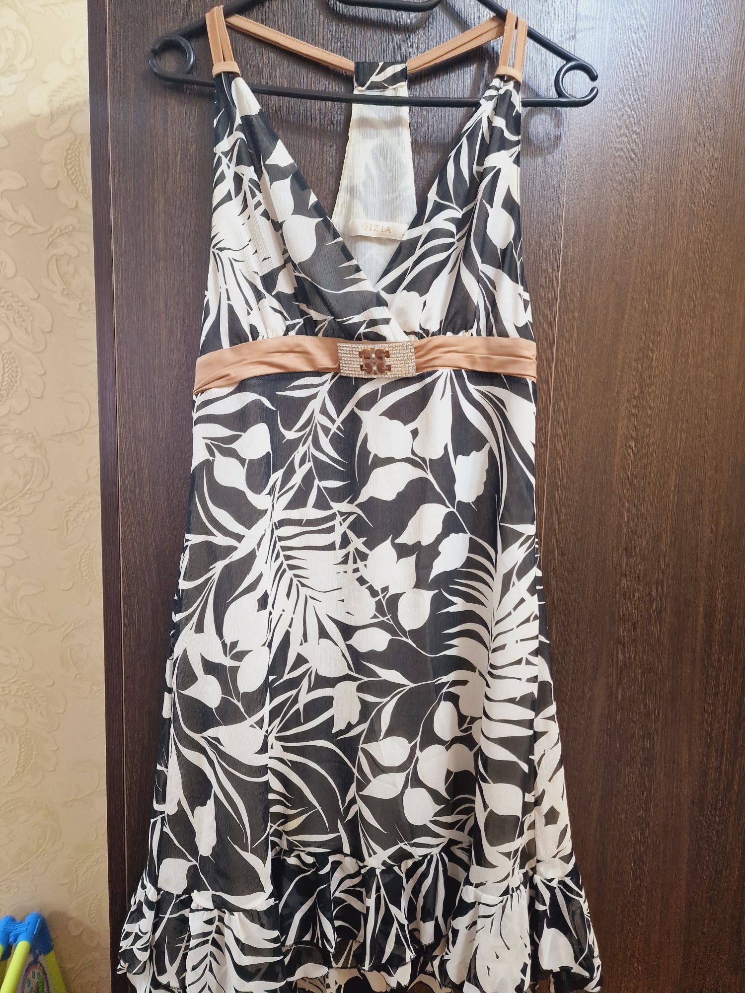 Пакет женских вещей: платья, сарафаны размер 44-46, М