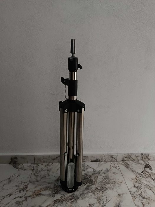 Trepied coafor reglabil 1.35m – stabil și solid!