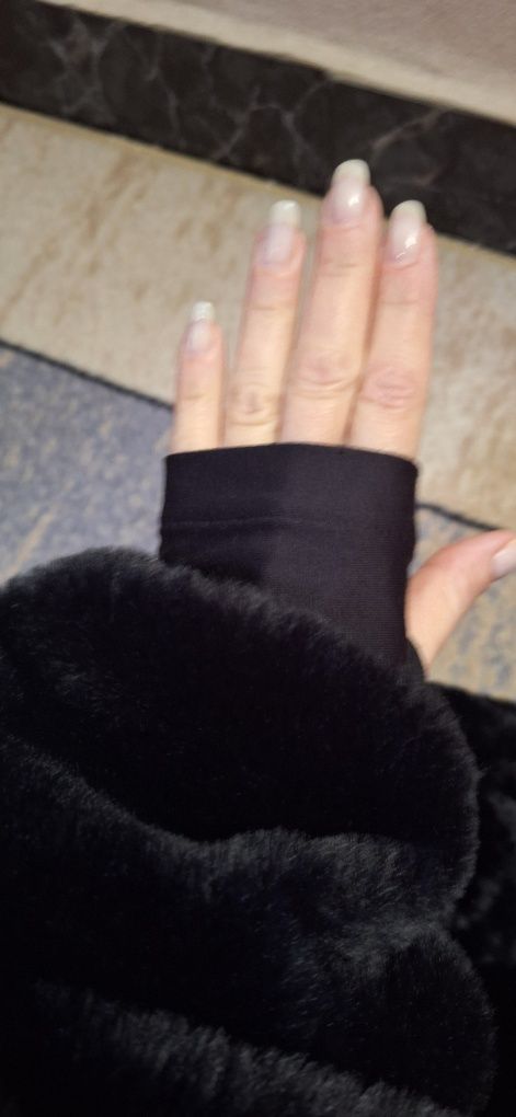 Продавам дамско пухено яке Zara