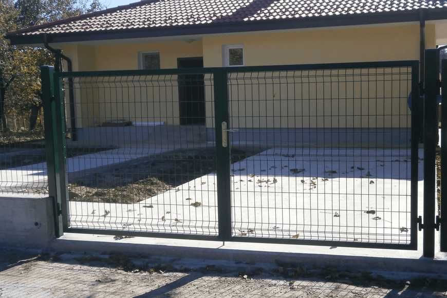 Метални входни врати и портали от гладко и ковано желязо