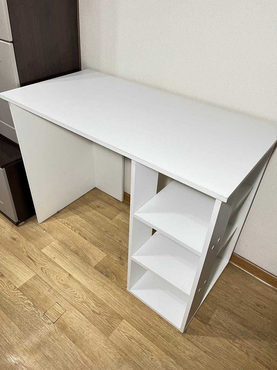 Стол компьютерный. Белый. 100x50x74 см.