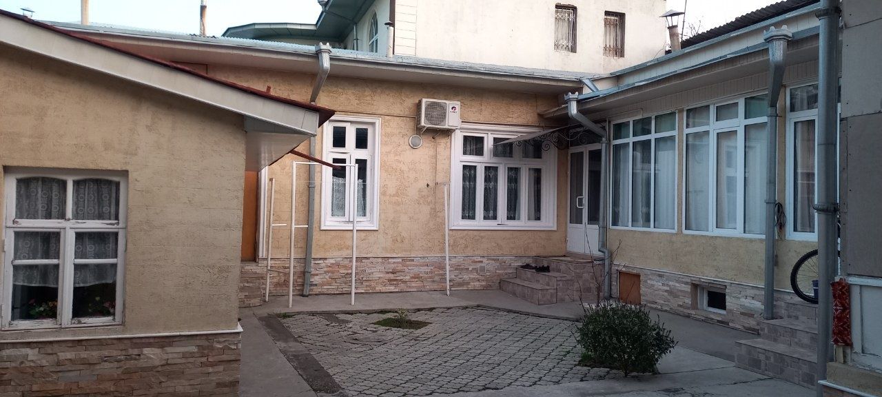 Продаётся  дом(земля) в центры. 3 соток.