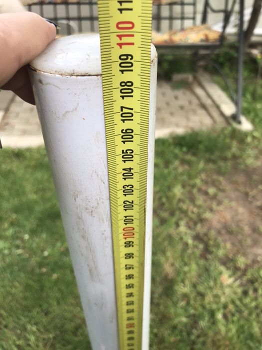 gard de plasă de sârmă și rama de raft metalic