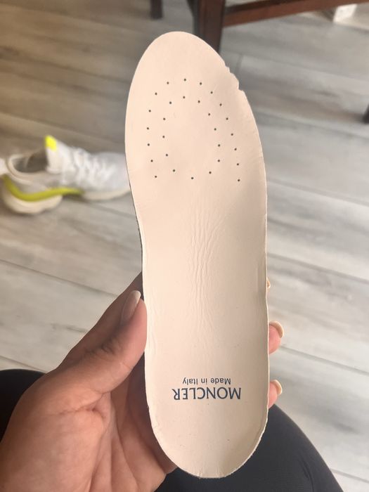 Moncler marimea 37,5