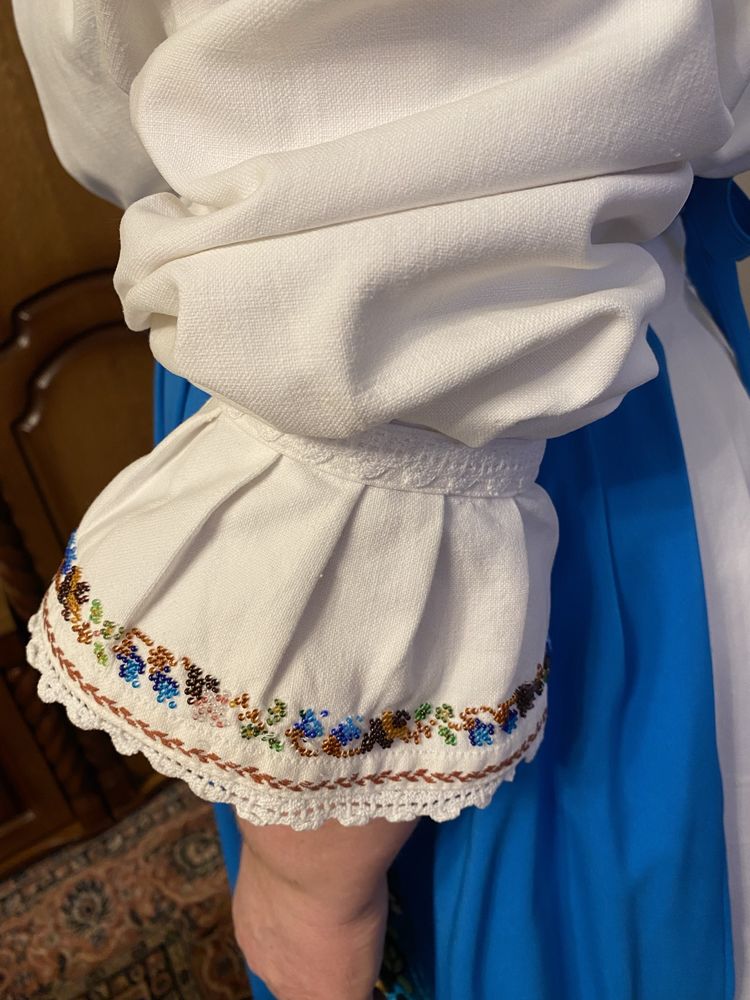 Costum popular cu margele