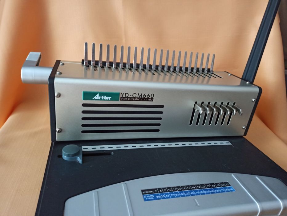 Aparat profesional ARTTER de perforat & indosariat cu șină din plastic