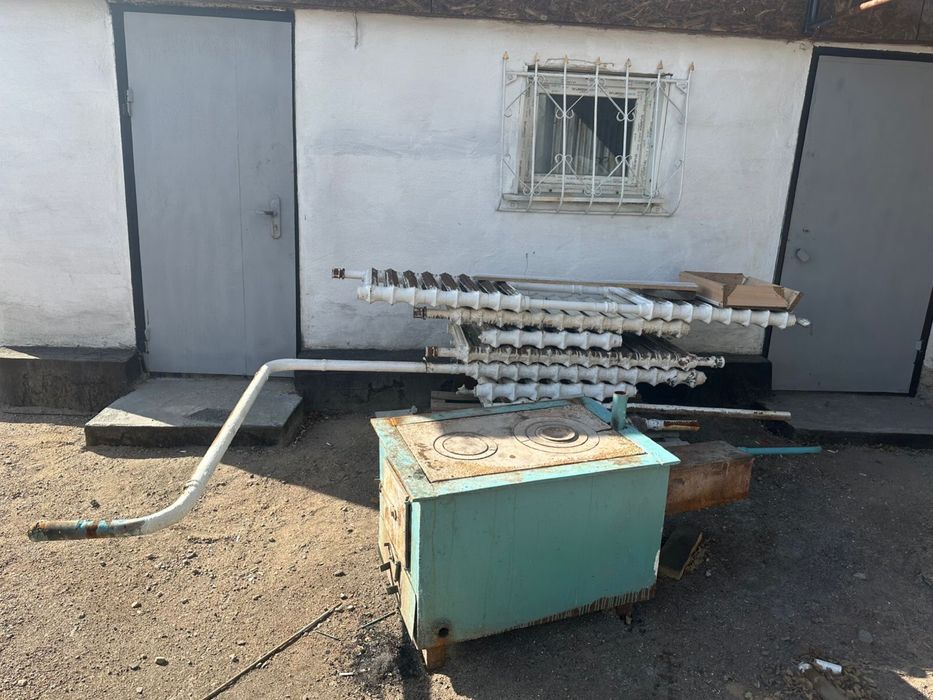 Продается паровой печь, чугунные батареи и трубы