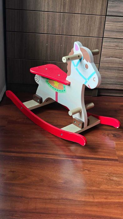 Дървен люлеещ се стол тип кон, с дръжки, опора за крака, облегалка