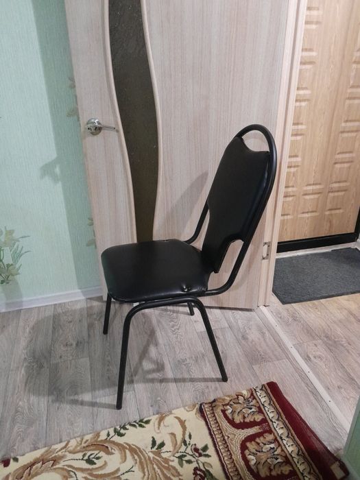 Стул с высокой спинкой