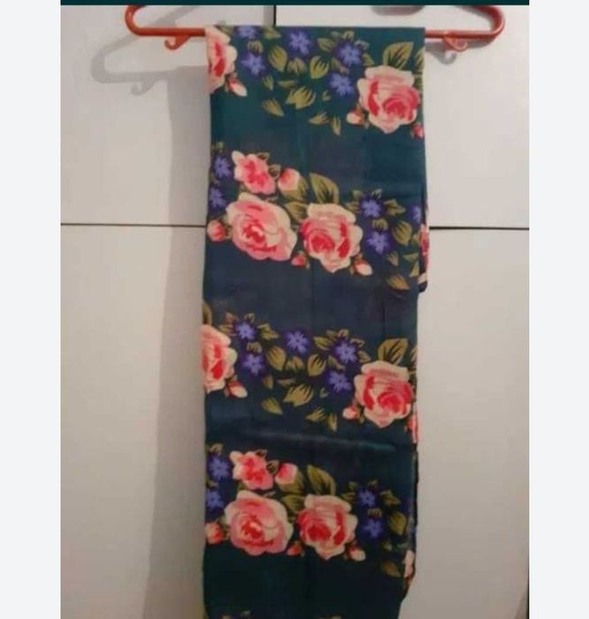 Eșarfă de damă verde cu trandafiri roz