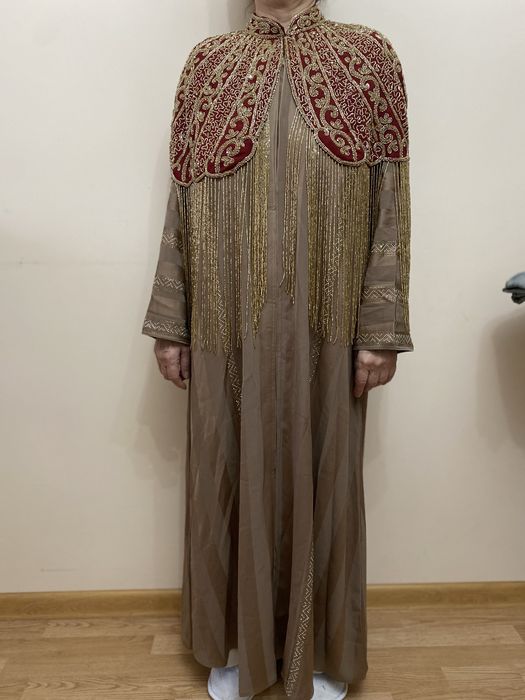 Платье с накидкой